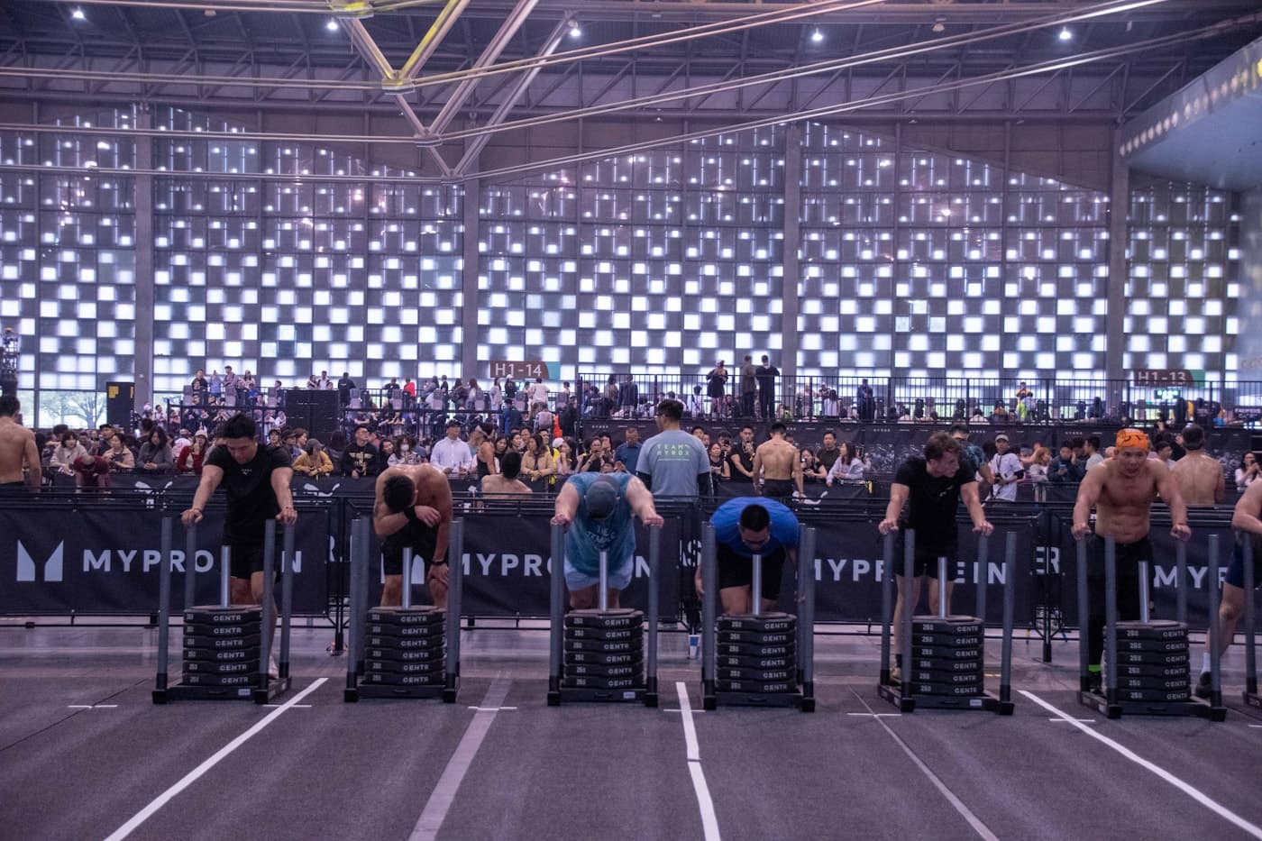 Atletas empujando trineo en Hyrox